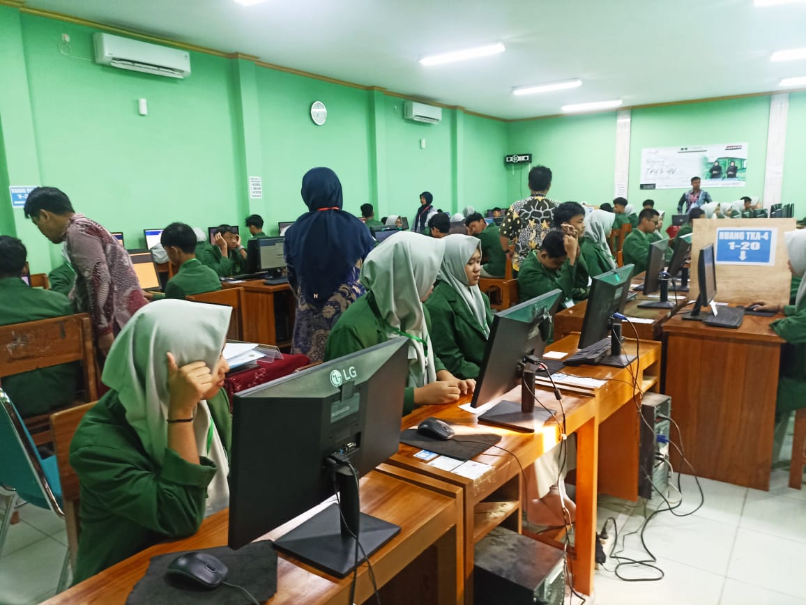 TKA Hari Kedua: Konsentrasi Penuh Siswa MTsN 9 Bantul Hadapi Ujian Bahasa Indonesia dan Literasi